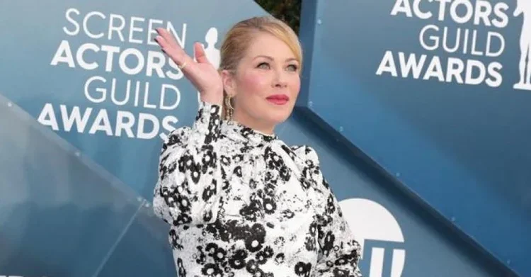 El diagnóstico erróneo de Christina Applegate expone los retos de la esclerosis múltiple