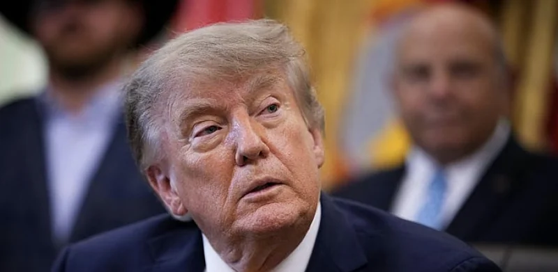Supremo de EE.UU. da revés a Trump: tratamientos para reclusos traes siguen vigentes