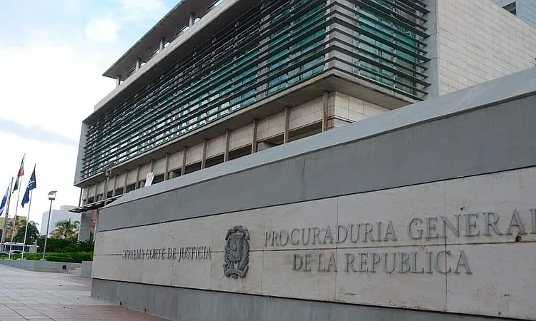Procuraduría elimina trabas migratorias a 56,140 personas y juristas cuestionan legalidad de alertas