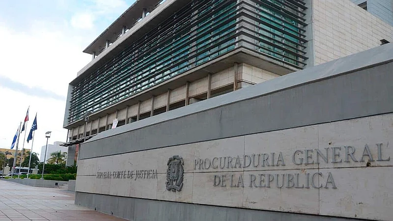 Procuraduría elimina trabas migratorias a 56,140 personas y juristas cuestionan legalidad de alertas