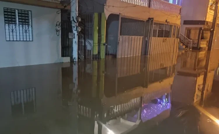 Sistema de lluvias afecta 150 viviendas en Santiago y pone en alerta a 21 demarcaciones del país