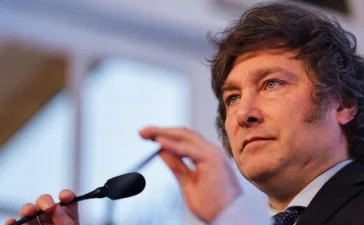 Miles irrumpe en la política española: insultos a Sánchez y guiño a la ultraderecha