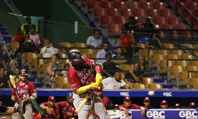 Ozuna iguala marca histórica con 18 jonrones en la LIDOM y guía remontada de Gigantes