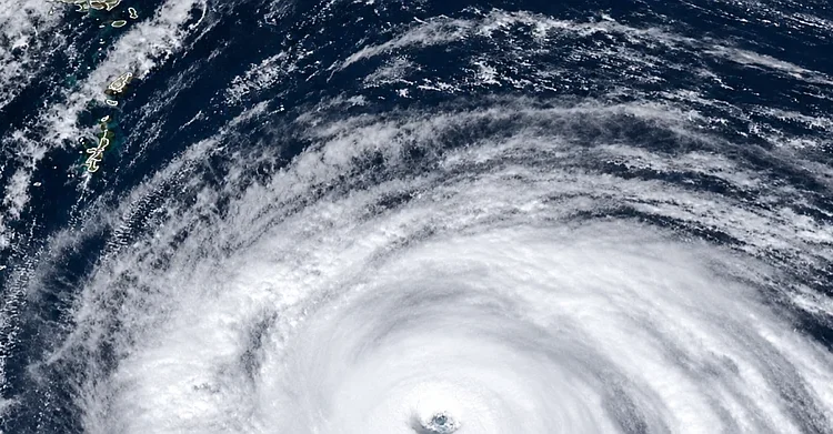 Champi, uno de los ciclones más fuertes del año, se debilita pero Filipinas sigue en alerta