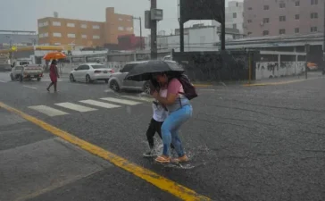 Vaguada mantiene en alerta a 16 provincias; Josephine no amenaza al país