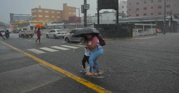 Vaguada mantiene en alerta a 16 provincias; Josephine no amenaza al país
