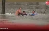 El periodismo que salva vidas: reportero australiano rescata a conductor durante inundación en vivo
