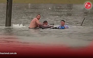 El periodismo que salva vidas: reportero australiano rescata a conductor durante inundación en vivo