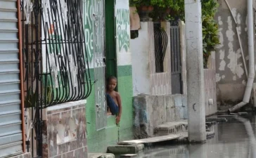 Santiago bajo el agua: 150 viviendas afectadas y alerta por alcantarillas destapadas