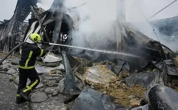 Putin acepta dialogar mientras misiles rusos arrasan Kiev y Moscú reporta 800 drones derribados