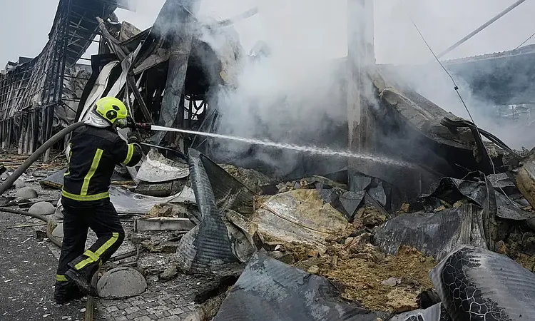 Putin acepta dialogar mientras misiles rusos arrasan Kiev y Moscú reporta 800 drones derribados