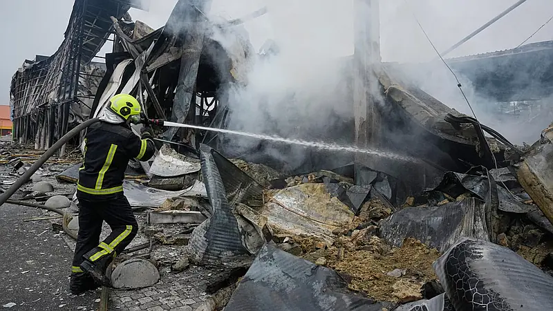 Putin acepta dialogar mientras misiles rusos arrasan Kiev y Moscú reporta 800 drones derribados