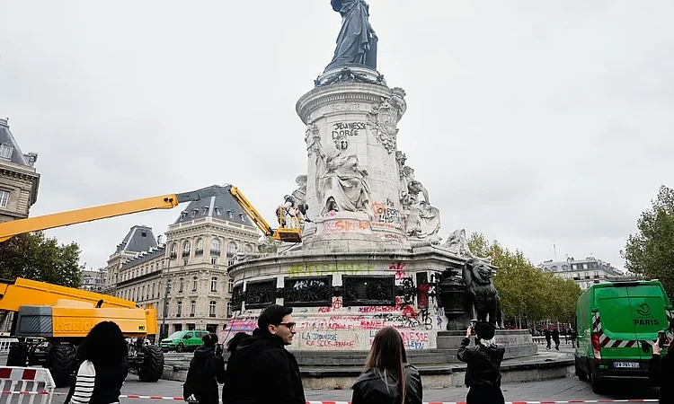 Macros enfrenta desafío constitucional: protestas siguen en Francia a pesar de prohibiciones