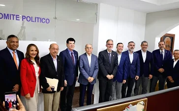 Danilo Medina y cúpula de la AIRD se reúnen para analizar panorama económico y social