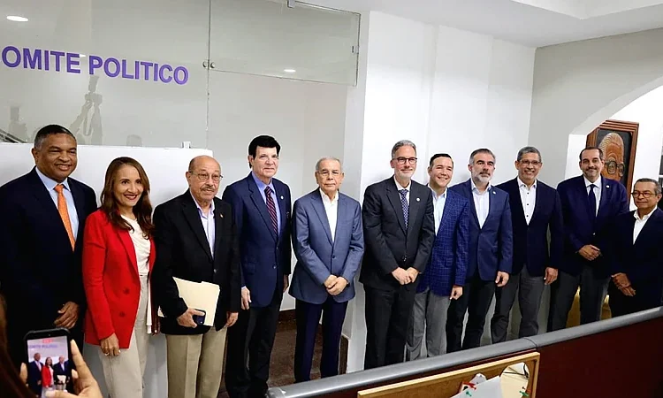 Danilo Medina y cúpula de la AIRD se reúnen para analizar panorama económico y social