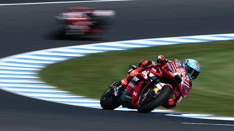 Phillip Island se despide de MotoGP con un duelo español por el título