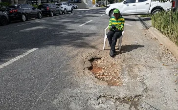 Bache en Roberto Pastoriza evidencia falta de mantenimiento vial en la capital