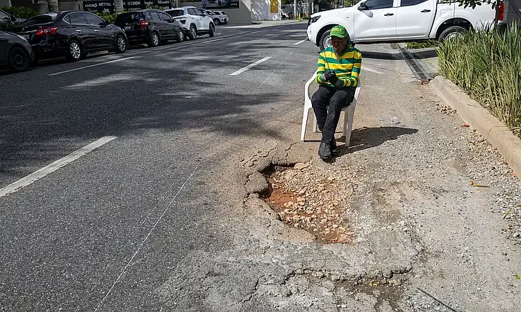 Bache en Roberto Pastoriza evidencia falta de mantenimiento vial en la capital
