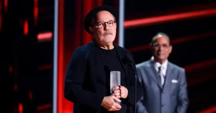 Rubén Blades: “Nadie se hace ícono sin ayuda” al recibir el Premio Billboard Ícono 2026