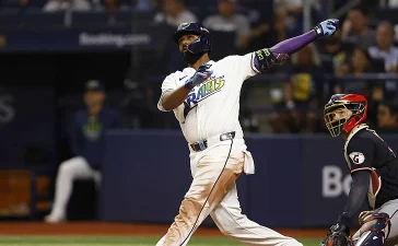 Caminero hace historia con batazo que rompe pantalla y llega a la Serie Mundial