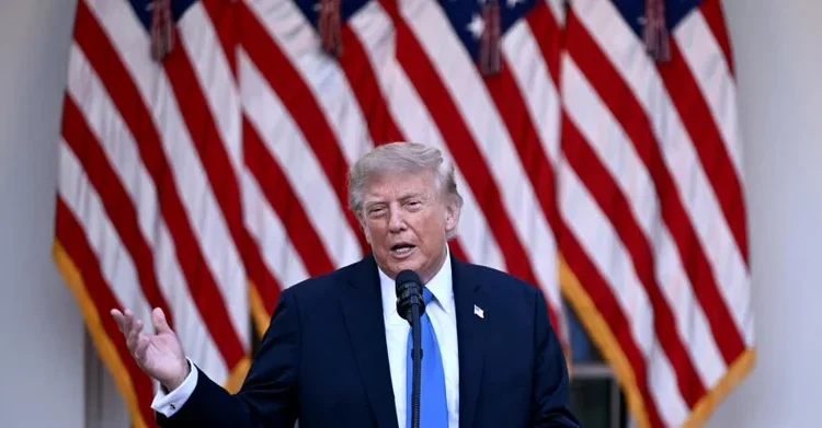 Trump anuncia que buques estadounidenses 'pasarán' por Cuba al regresar de Irán y delega en Rubio
