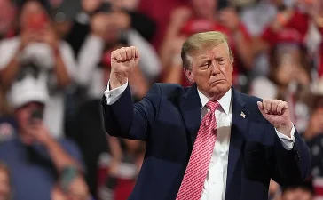 Trump promete que buques estadounidenses 'pasarán' por Cuba al volver de Irán y delega en Rubio