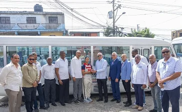MAPRE entrega autobuses a dos clubes deportivos en Santo Domingo
