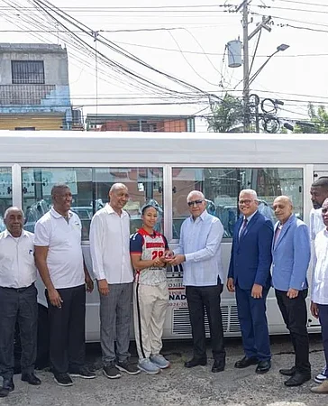 MAPRE entrega autobuses a dos clubes deportivos en Santo Domingo
