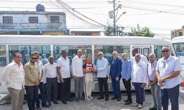 MAPRE entrega autobuses a dos clubes deportivos en Santo Domingo