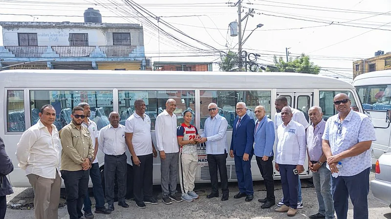 MAPRE entrega autobuses a dos clubes deportivos en Santo Domingo