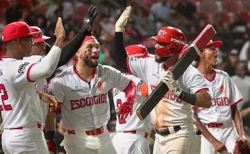 Guzmán impulsa remontada escarlata: Leones superan 9-5 a Águilas y cambian el fondo de la tabla