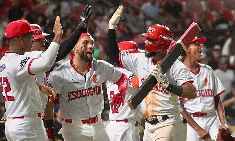 Guzmán impulsa remontada escarlata: Leones superan 9-5 a Águilas y cambian el fondo de la tabla