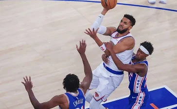 Tatum despierta a los Celtics; Knicks y Heat arrancan 0-2 en la NBA