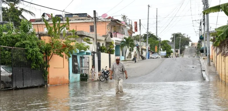Un año de agua estancada: residentes de Los Frailes II denuncian abandono de la Alcaldía de Santo Domingo Este