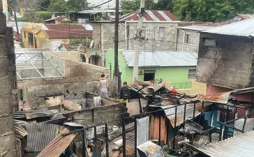 Incendio en el centro de Santiago deja 10 viviendas y 2 negocios destruidos y familias damnificadas