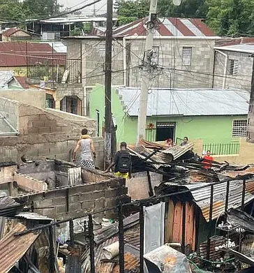 Incendio en el centro de Santiago deja 10 viviendas y 2 negocios destruidos y familias damnificadas