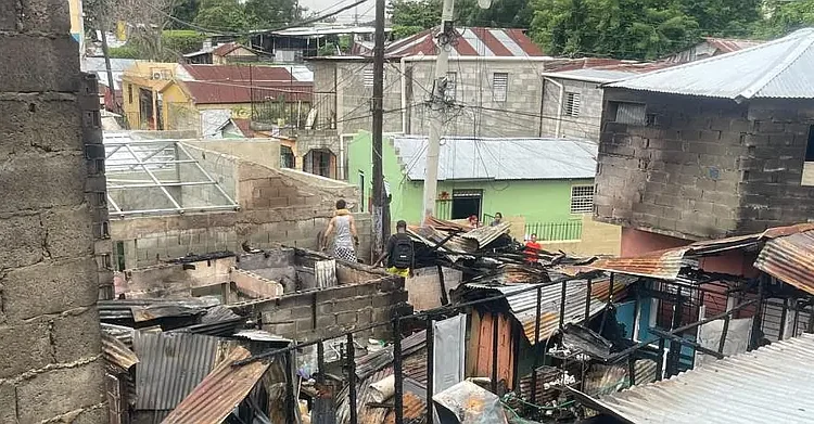 Incendio en el centro de Santiago deja 10 viviendas y 2 negocios destruidos y familias damnificadas
