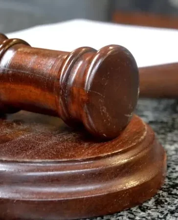 Tribunal condena a 30 y 10 años por homicidio en Herrera; cómplice evita prisión mientras apela