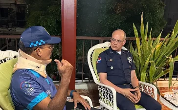 Accidente múltiple en Nagua deja al general Mateo Moquete con distensión muscular; director policial lo visita