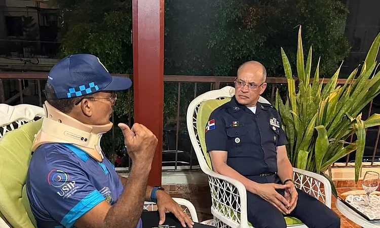 Accidente múltiple en Nagua deja al general Mateo Moquete con distensión muscular; director policial lo visita