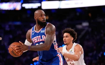 Lebrón James causa baja por lesión lumbar en el arranque de los Sixers