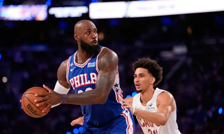 Lebrón James causa baja por lesión lumbar en el arranque de los Sixers