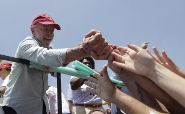Lula califica a Flávio Bolsonaro de "mentiroso" y "miliciano" en el cierre de campaña