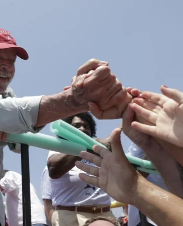 Lula califica a Flávio Bolsonaro de "mentiroso" y "miliciano" en el cierre de campaña
