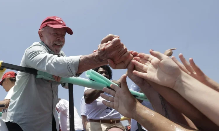 Lula califica a Flávio Bolsonaro de "mentiroso" y "miliciano" en el cierre de campaña