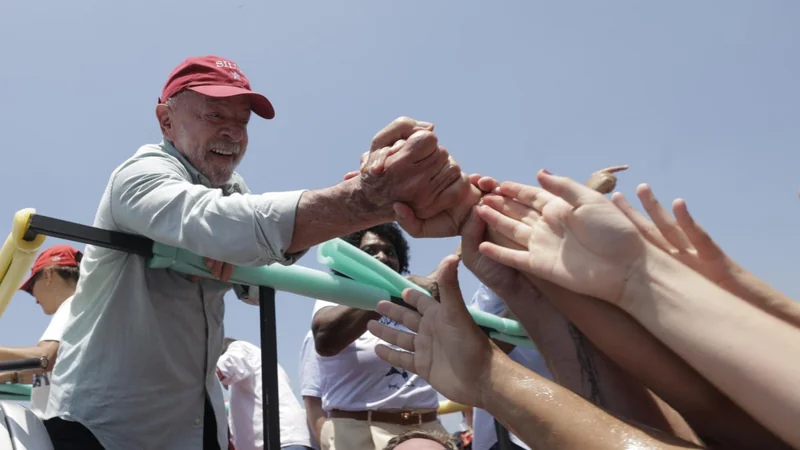 Lula califica a Flávio Bolsonaro de 