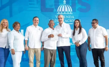 Abinader suma 185 mil títulos de propiedad con entrega de 422 en Santo Domingo Norte