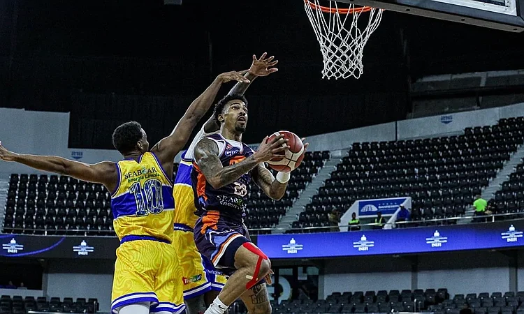 Vázquez y Camper guían a Los Prados a la cima del TBS Distrito con victoria 94-73 sobre Mauricio Báez