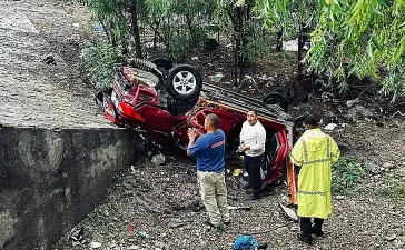 Accidente en Azua deja un fallecido y tres heridos; conductor señala a vehículo policial