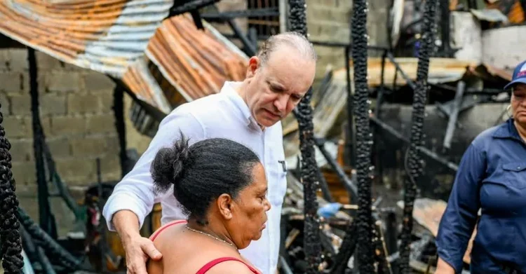Incendio en Santiago: alcalde Ulises Rodríguez coordina con Abinader respuesta a familias damnificadas